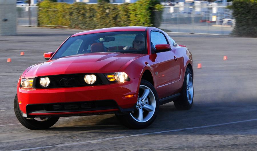  Ford Mustang GT 2010 года  (фото 102 из 213)